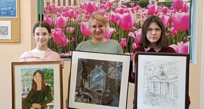 Ученики и преподаватель Экономического лицея МБИ принимают участие в конкурсе изобразительного искусства «Краски города»