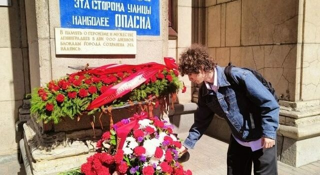 Сегодня лицеисты перед посещением особняка Румянцева отправились на возложение цветов к памятной надписи на Невском проспекте